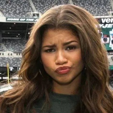 Chat with Zendaya - text or voice, Enjoy AI Chat Free & Safe