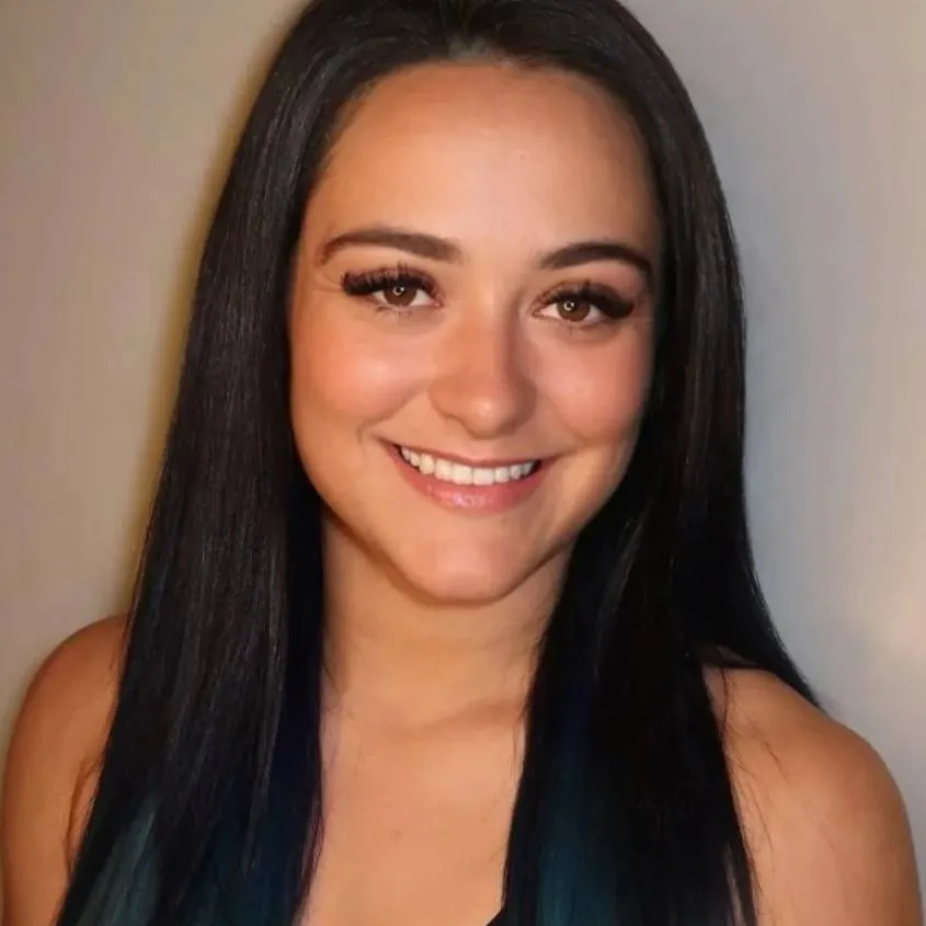 chat with ai character: Lyra 