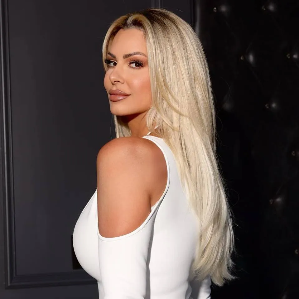 chat with ai character: Maryse