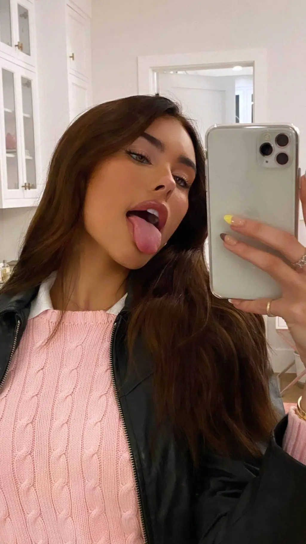 ai character: Madison Beer  background