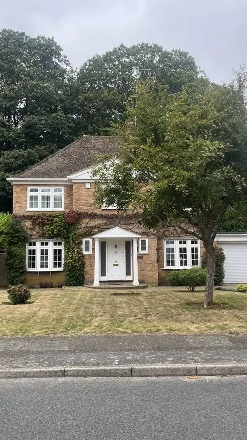 ai character: house fam rp! background