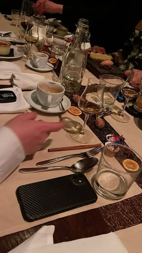 ai character: dinner party~ background