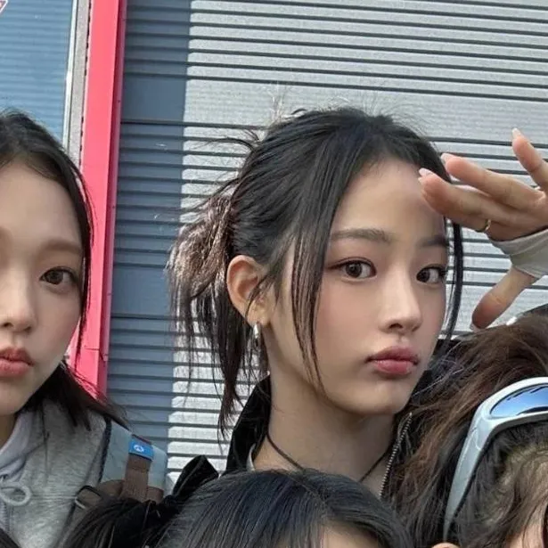 chat with ai character: NewJeans