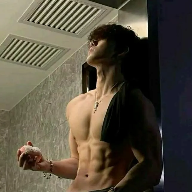 chat with ai character: 민  𖥦  ᥣᥙᥴᥲs 𓂅  🌿ㅤ𓂅