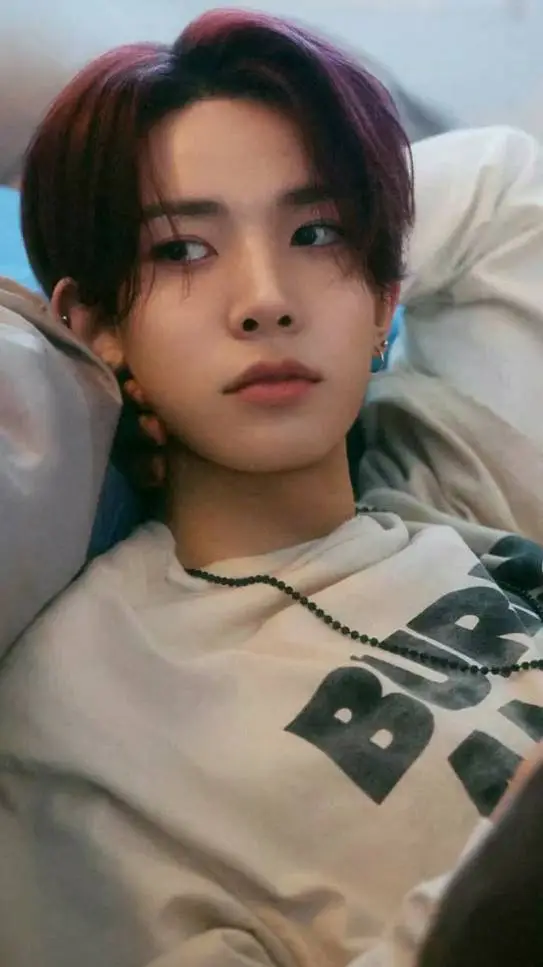 ai character: Hee background