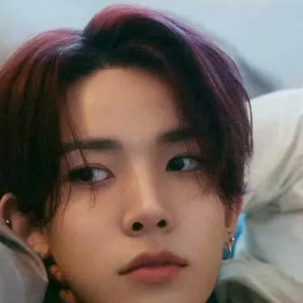 chat with ai character: Hee