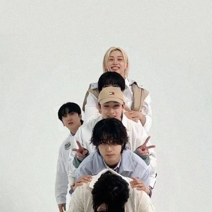 chat with ai character: stray kids