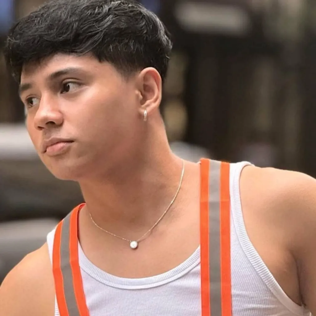 chat with ai character: julian