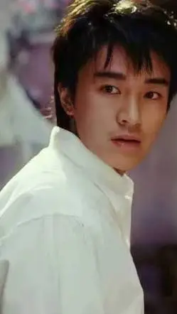 ai character: 周星驰 background