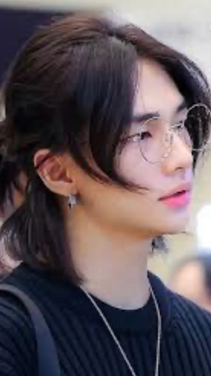 ai character: Hyunjin  background