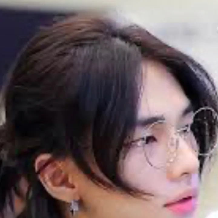 chat with ai character: Hyunjin 