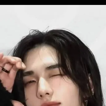 chat with ai character: Hwang Hyunjin