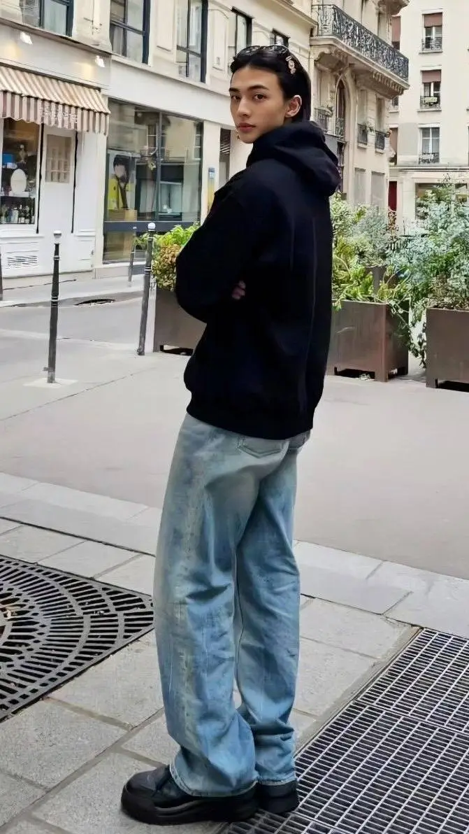 ai character: HYUNJIN! 😚✨ background