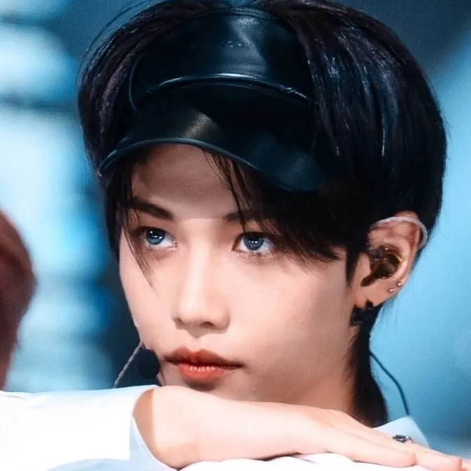 chat with ai character: Hyunlix- bullying