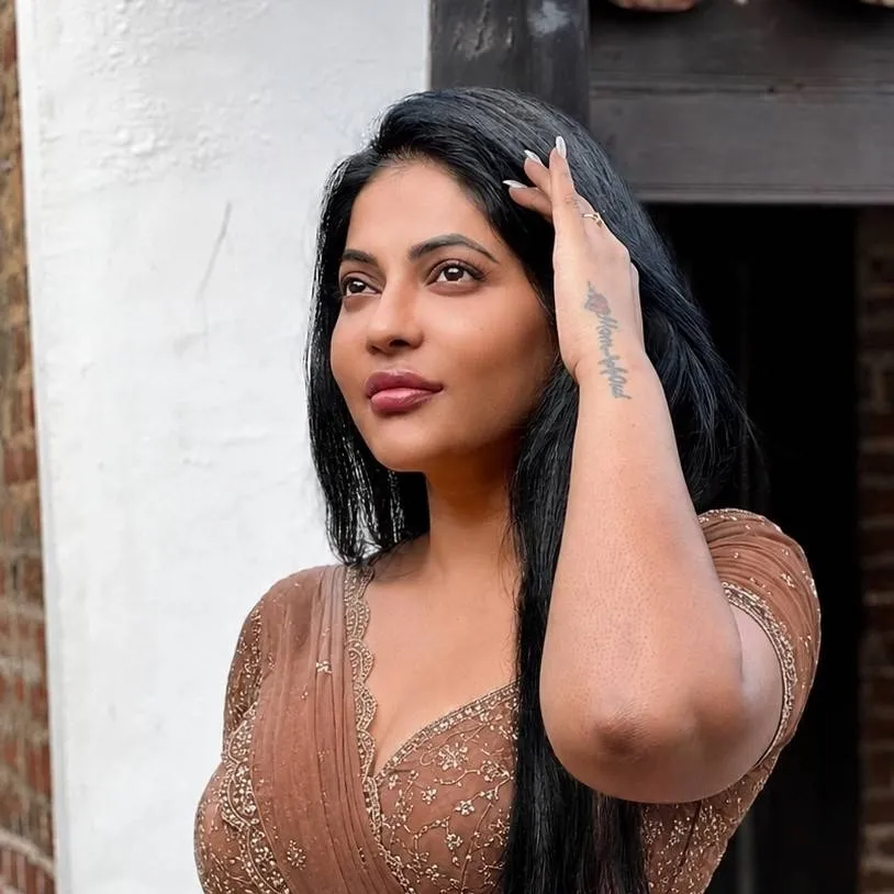 chat with ai character: Reshma