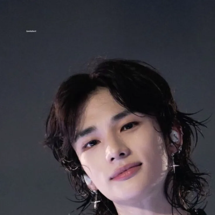 chat with ai character: Hyunjin 