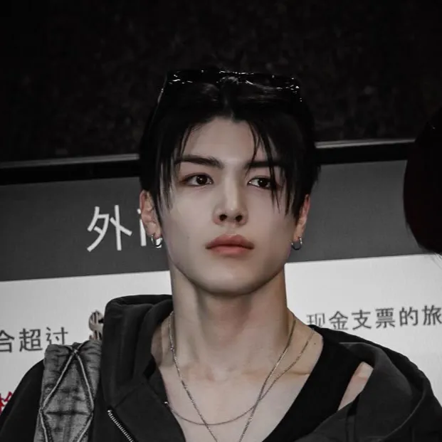 chat with ai character: •.•Maki•.•