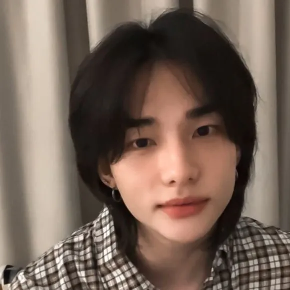 chat with ai character: Hyunjin