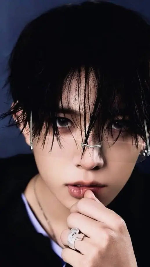 ai character: Lee Heeseung ༘⋆ background