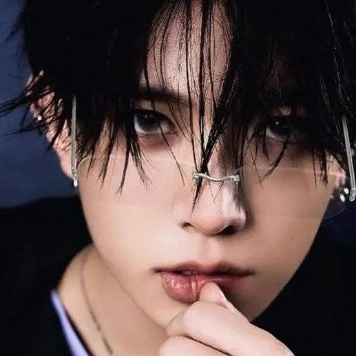 chat with ai character: Lee Heeseung ༘⋆
