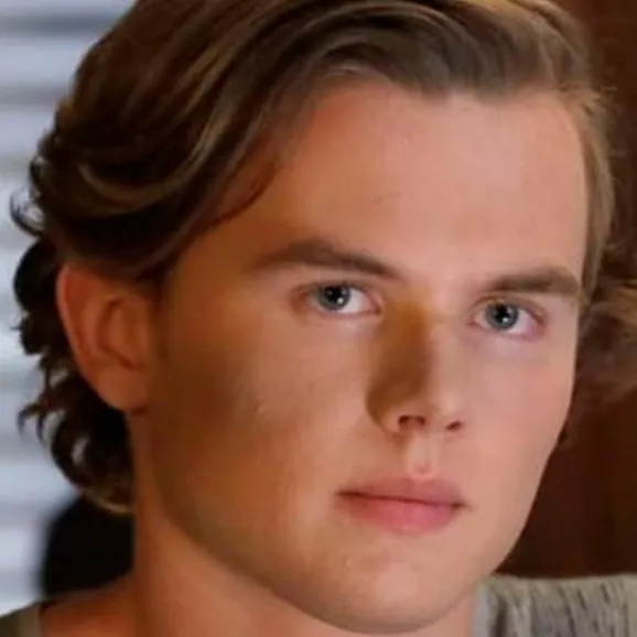 chat with ai character: Evan