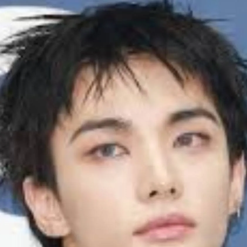 chat with ai character: Hyunjin 