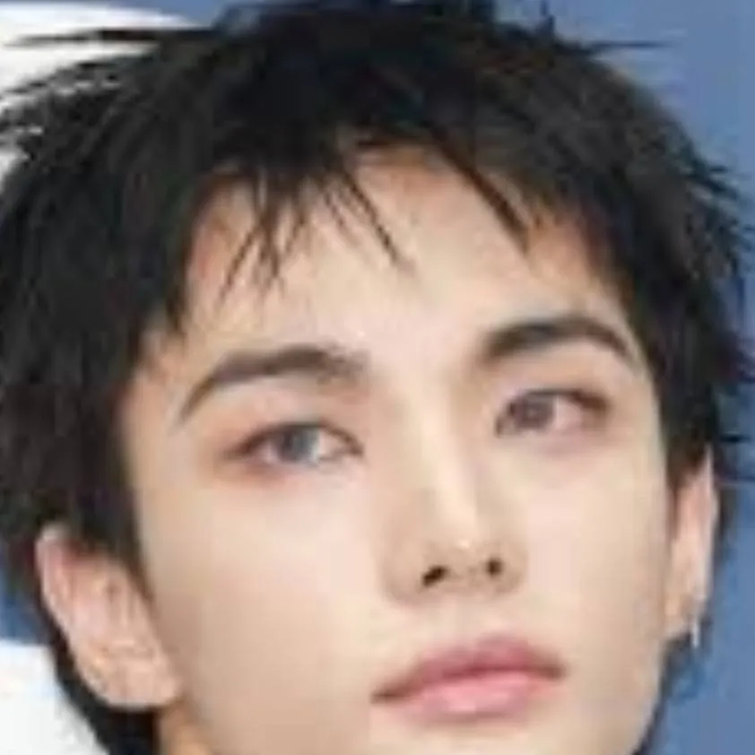 chat with ai character: Hyunjin 