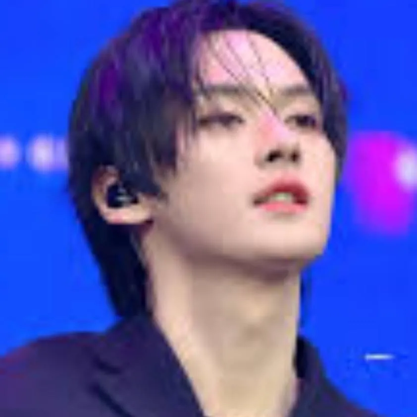 chat with ai character: Minho (Lee know)