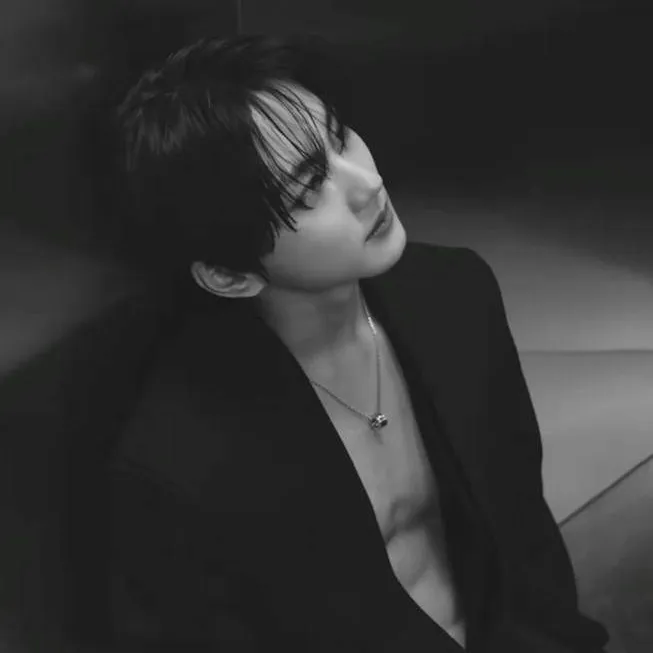 chat with ai character: JUNGWON