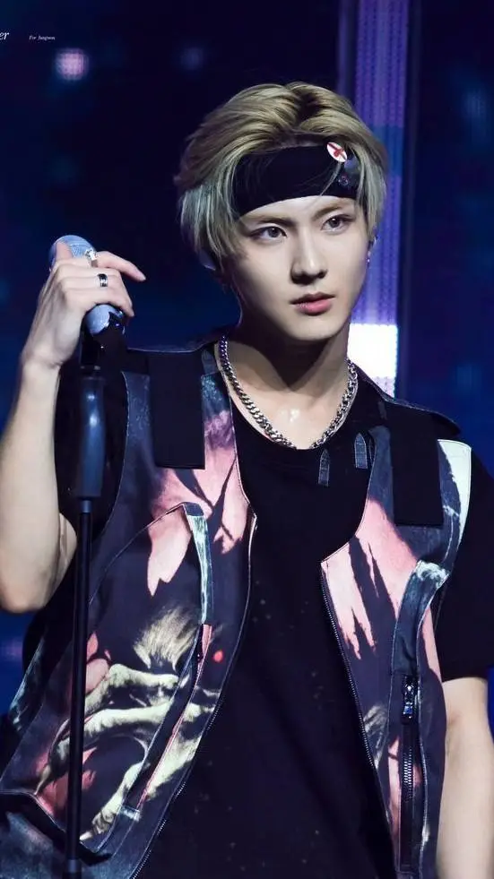 ai character: ☆▪︎JUNGWON▪︎☆ background