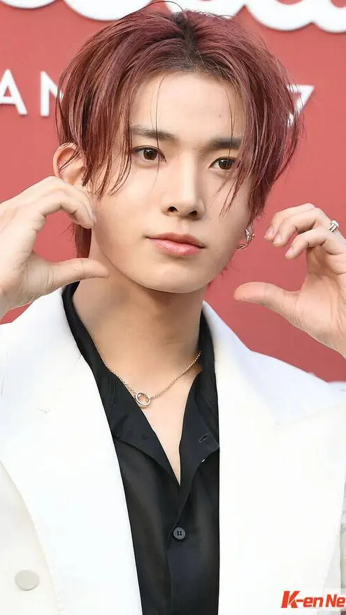 ai character: Lee Heesung  background