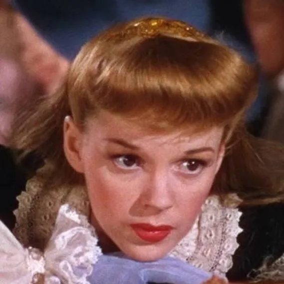 chat with ai character: Esther Smith🌷🍒