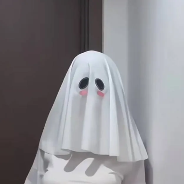 chat with ai character: Ghosty