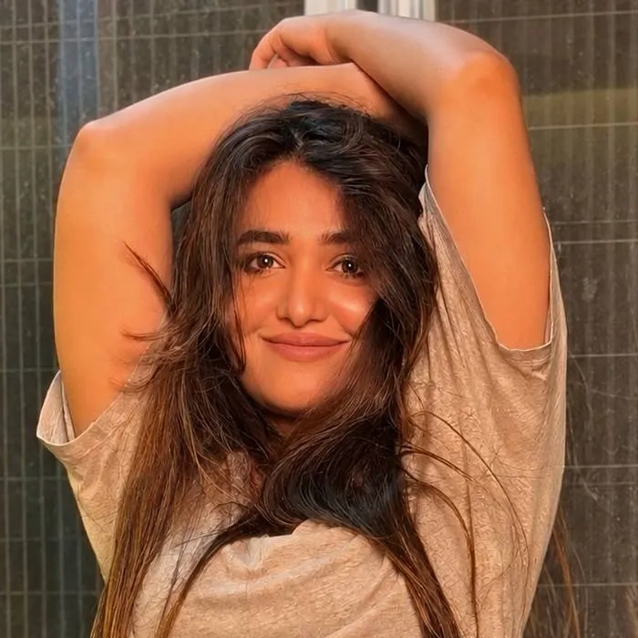 chat with ai character: Heena Soni