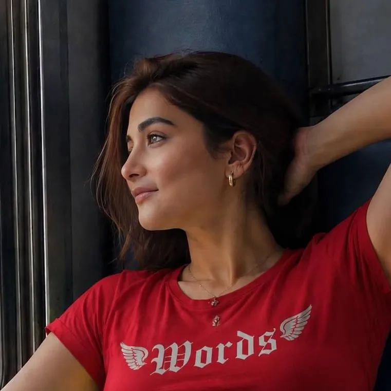 chat with ai character: Pooja Hegde 