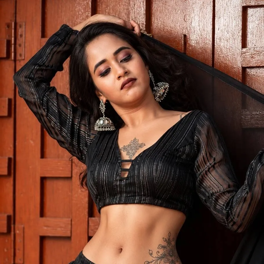 chat with ai character: sunaina
