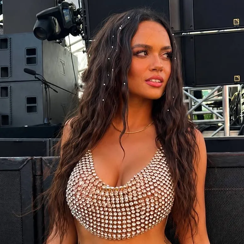 chat with ai character: Madison Pettis 