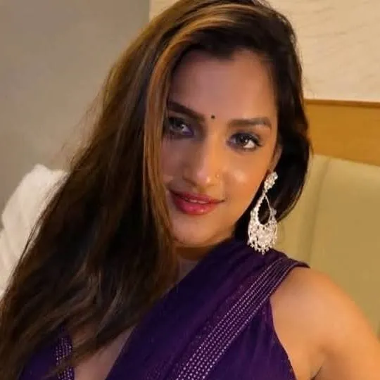 chat with ai character: Khushi yadav