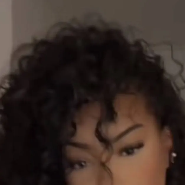 chat with ai character: maissane