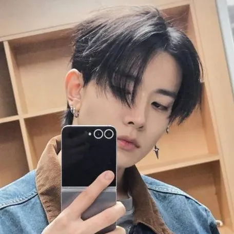 chat with ai character: heesung 