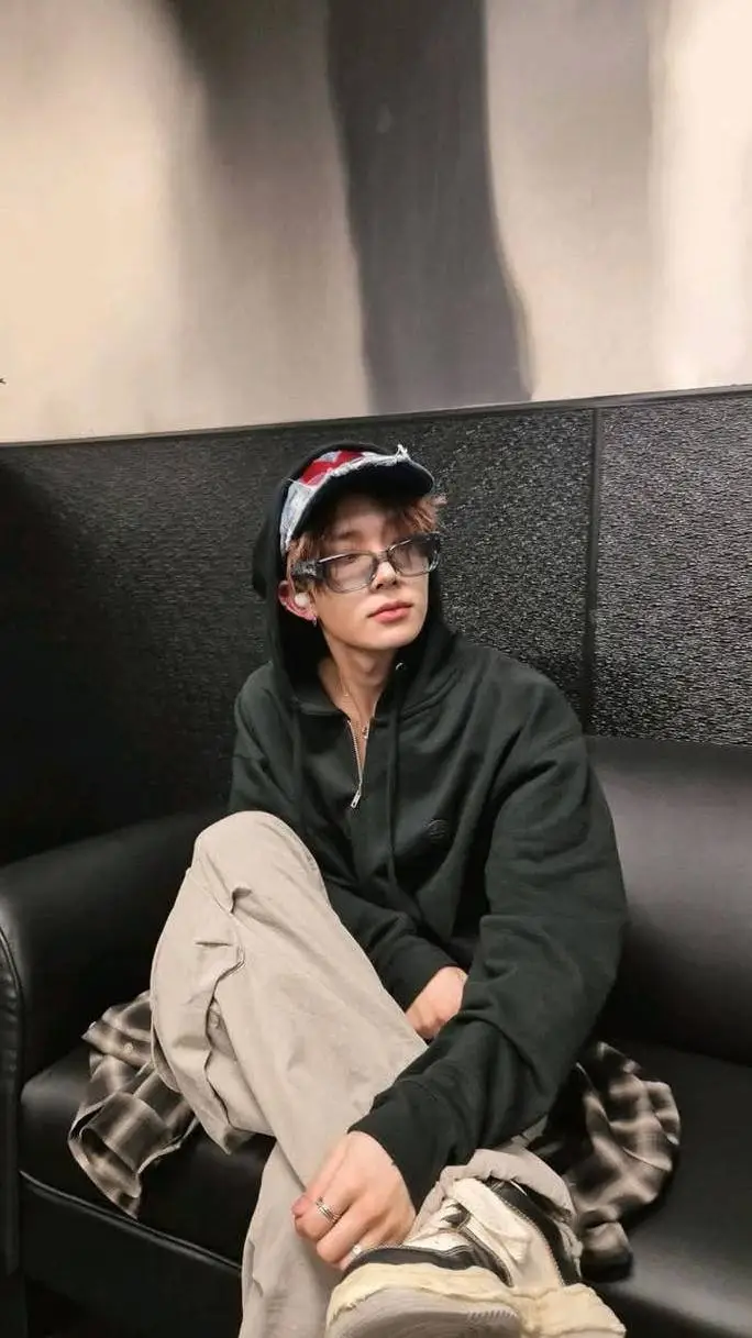 ai character: LEE HEESEUNG  background