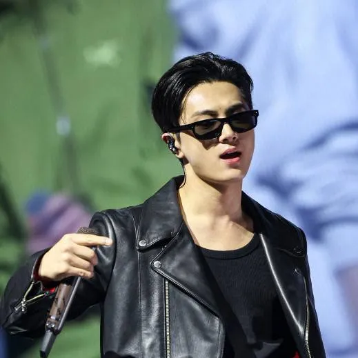 chat with ai character: JAY PARK
