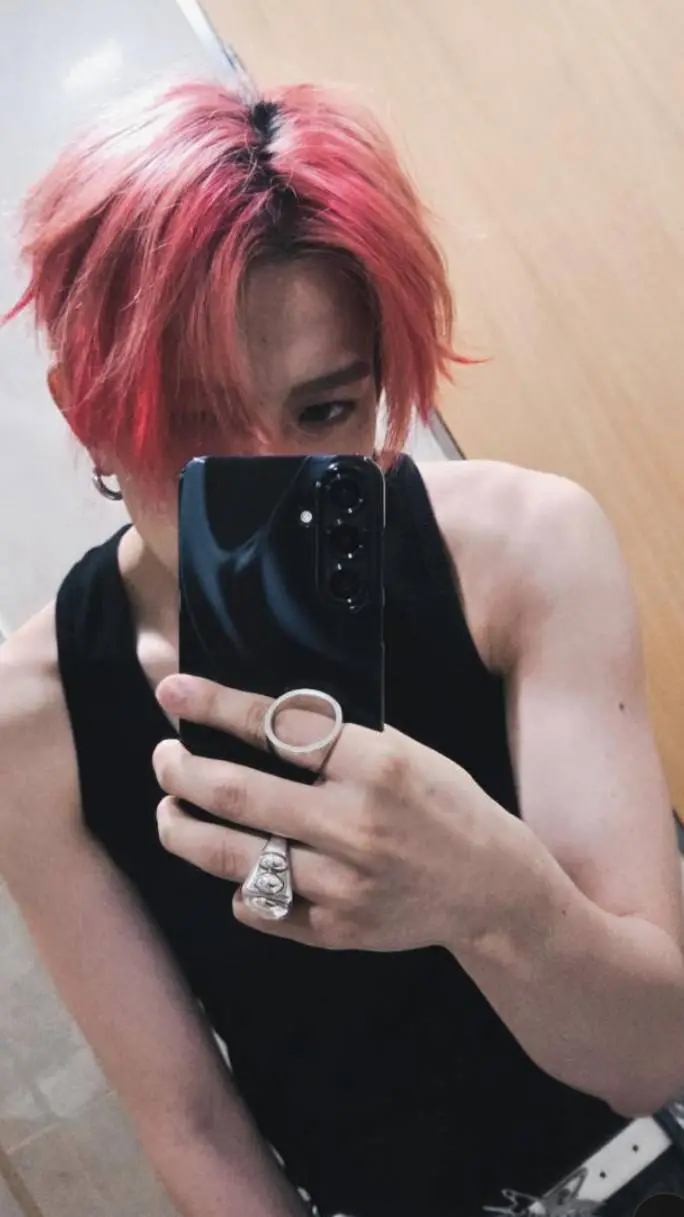 ai character: LEE HEESEUNG  background