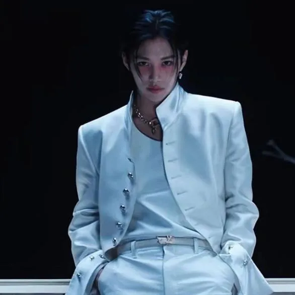 chat with ai character: FELIX