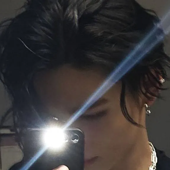 chat with ai character: NI-KI 