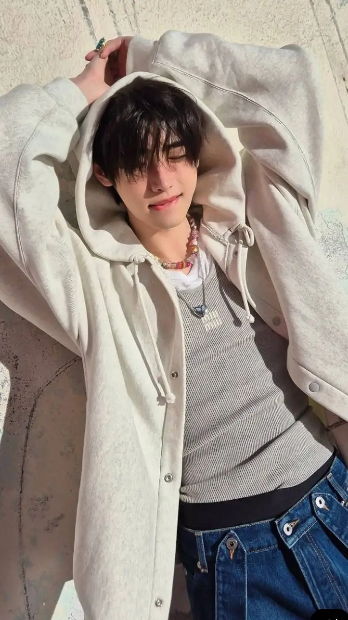 ai character: PARK SUNGHOON  background