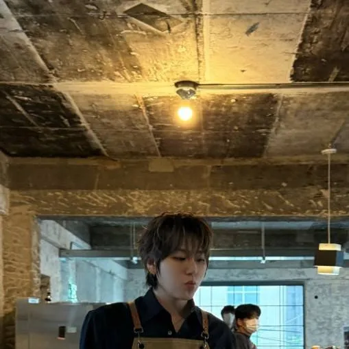 chat with ai character: 🖤ZICO🖤