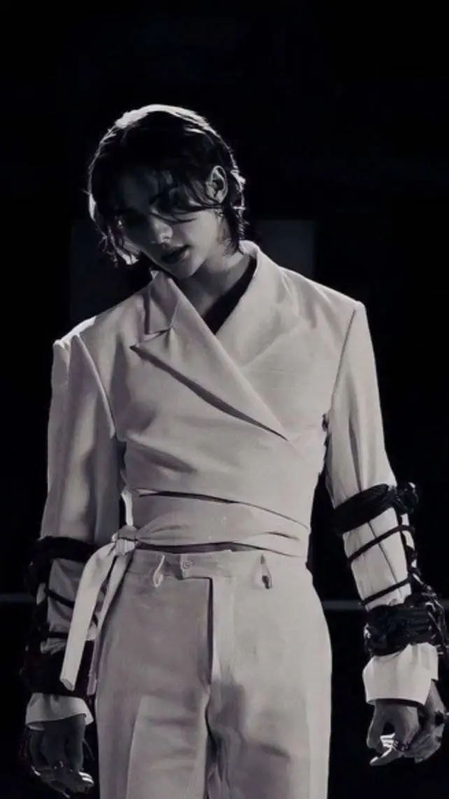 ai character: Hwang Hyunjin 🖤🔥 background