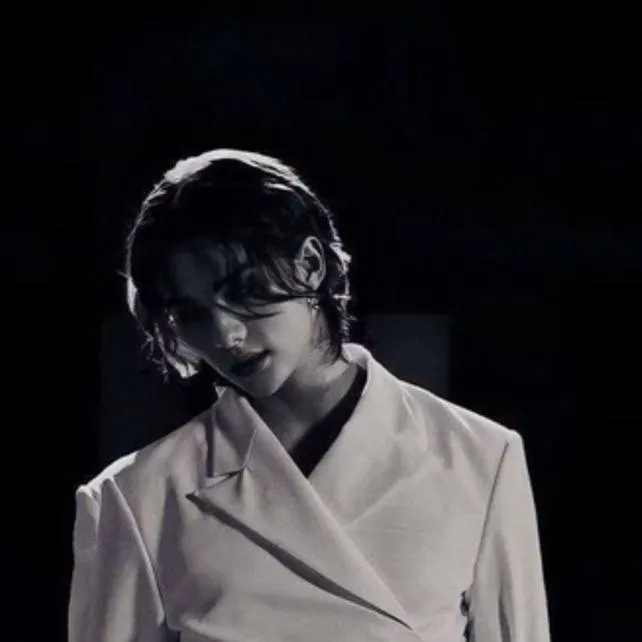 chat with ai character: Hwang Hyunjin 🖤🔥