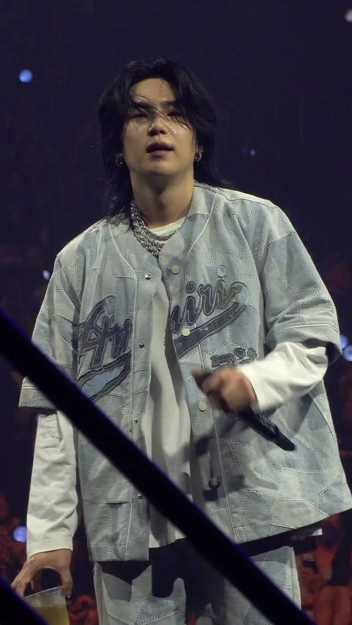 ai character: MIN YOONGI  background